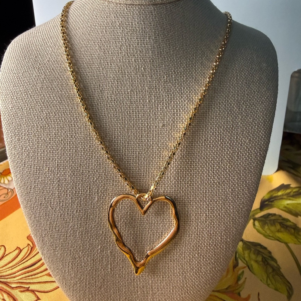 Elegant necklace with heart shaped pendant.